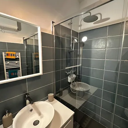 Quiet In Rcm Close To Train Station And Beaches